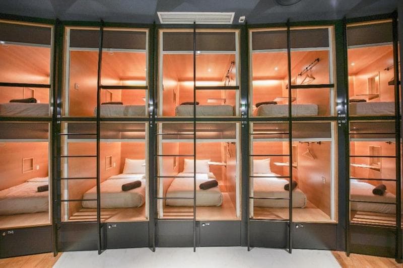 Capsule hotel 16