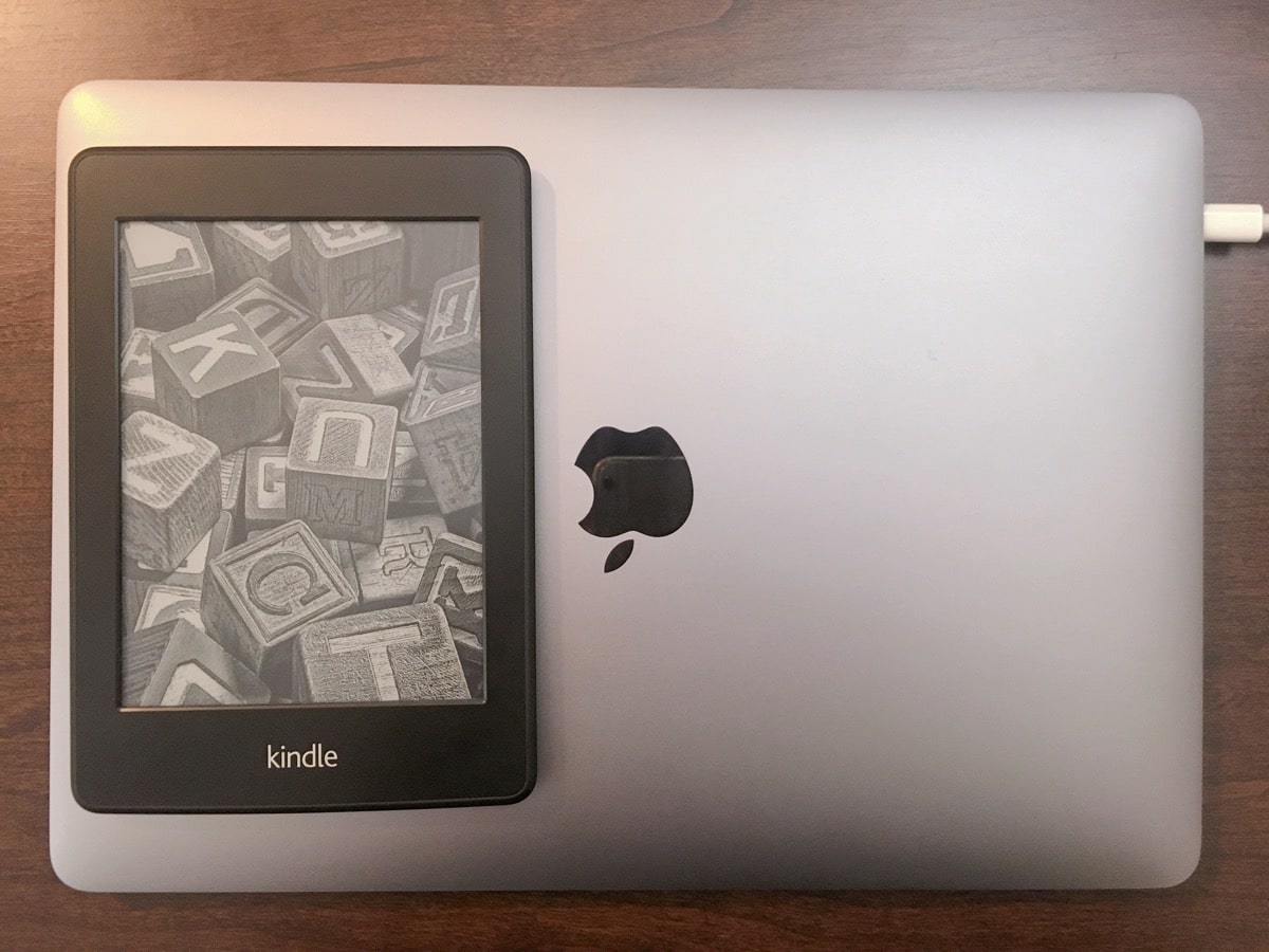 Kindle 8 MacBookとの比較